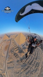 Mache Selfis über den Pyramiden