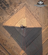 fliegen über der grossen Pyramide