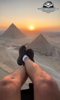 Paramotorfliegen über den Pyramiden in Ägypten